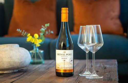 Ye Old Mill - Stylish cosy retreat with parking - Photo 8