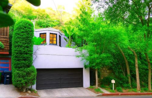 Enchanting Gated Hollywood Hills Oasis with Tranquil Treet-Top Views, Outdoor Living Room and Patios, Magical Zen Garden, Plus Bonus Romantic Guest House and Free Garage in LA's Most Desirable Central Serene Area, Sleeps 8-10 - Foto 1