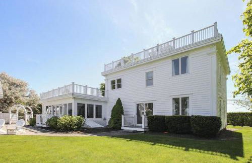 Waterfront Fun at this Huge Family Estate - Foto 55