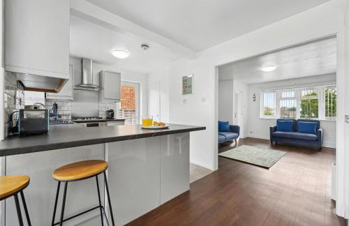 Modern 3BR, Sleeps 6, Great for groups, free parking, fast WiFi - Foto 18