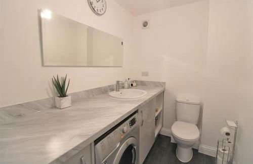 5 bed and 3 bath house in London - Photo 4