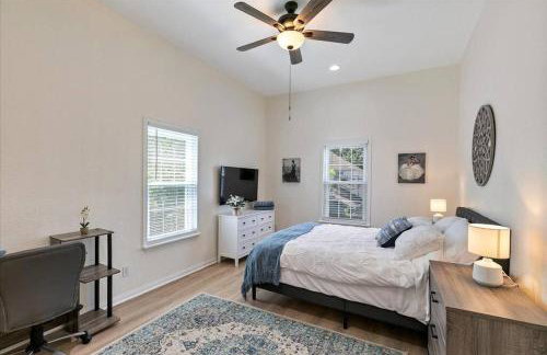 Bring the Crew! 4BR Luxe Pad, Backyard Magic & City at Your Door - Foto 28