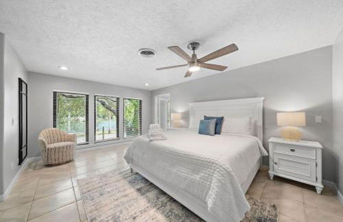 Waterfront oasis with private pool, game room, fire pit and volleyball court - Foto 38