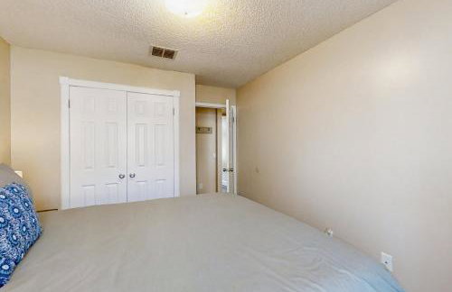 Spacious and quiet home with private patio & enclosed yard - Foto 18