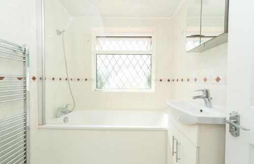 Spacious 4 Bed House Free Parking Near Station - Pass the Keys - Foto 65