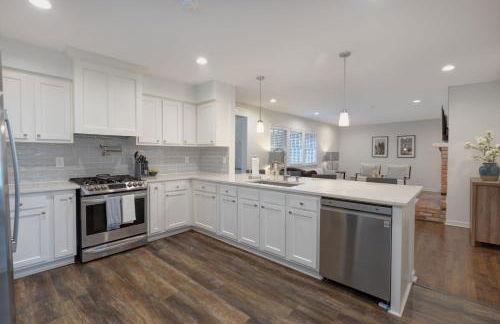 Group Getaway 6BR Near Fort Benning Huge Kitchen Private Yard - Foto 9