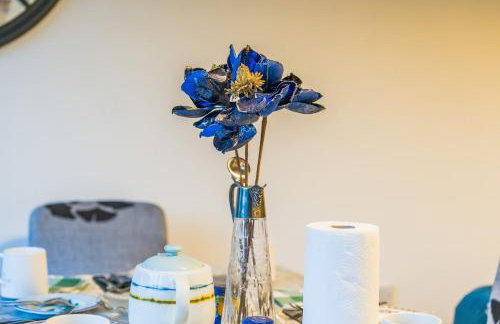 #99 Quirky and Stylish 3-Bedroom - Close to Drayton Manor Theme Park - Sleeps 6 - "Perfect for contractors and Families - Free parking" - Photo 10