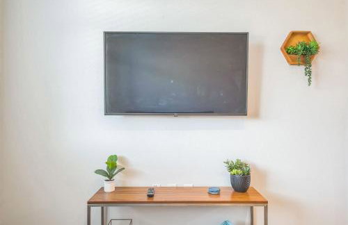 Chic and Modern Getaway with Gym 5 Min to Downtown - Foto 25