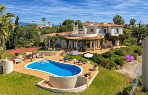 Villa with beautiful sea views, pool & spacious gardens & great for remote work - Photo 5