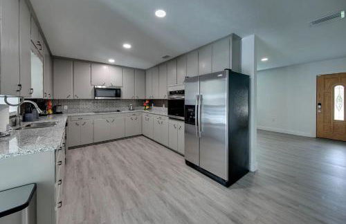 Spacious Home Sleeps 16 - Private Pool Near IMG - Foto 24