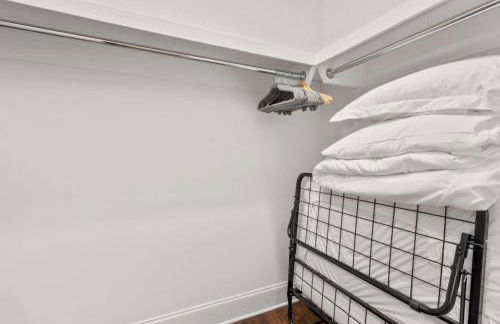 Tranquil East Nashville Zen Retreat with 2 Patios, Garage Parking, Yoga Mats Included, Covered Patio and Deck, Walk to Five Points Dining & Bars, Board Games, 10 Min to Broadway, 24 Hr Hospitality - Foto 39