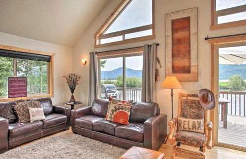 Waterfront Cabin with 2 Boat Docks and Mtn Views! - Foto 6