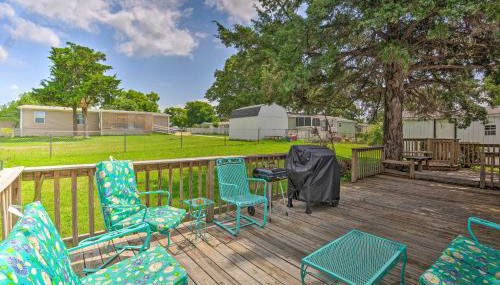 Cedar Creek Lake Access Retreat with Deck - Foto 2