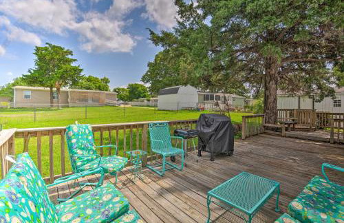 Cedar Creek Lake Access Retreat with Deck - Foto 2