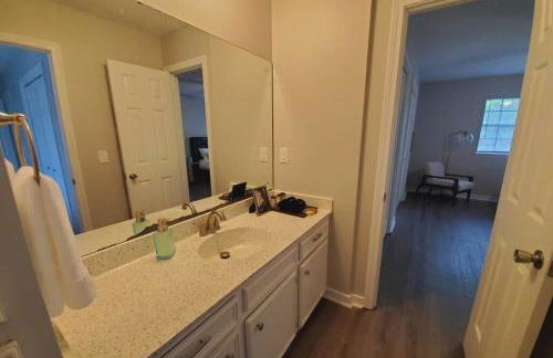 Modern Designer Townhouse 2Br Ideal for Long Stays! - Foto 23