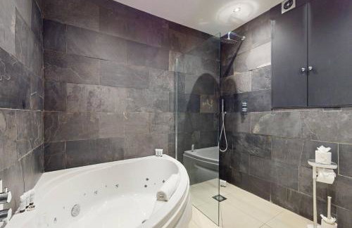 Stylish Penthouse with City Views and Aircon - Pass the Keys - Photo 18