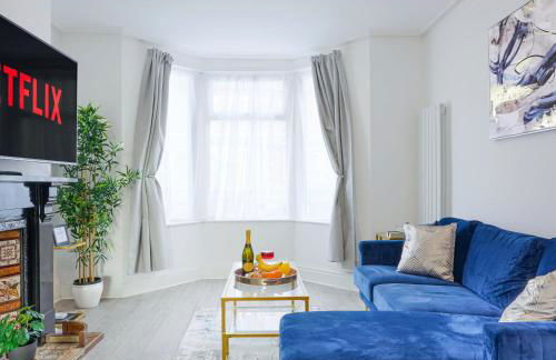 Newly Refurbished House - Close to Town Centre -Free Parking, Super-Fast Wifi, Smart TV with Netflix by Yoko Property - Photo 1