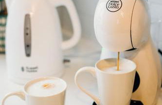 Modern Spacious Home - Parking - Sleeps 6 - minutes from the A1 & the Races - Foto 8