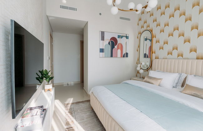 Elegant Stay: Balcony & Stunning Dubai Creek Views - Photo 2