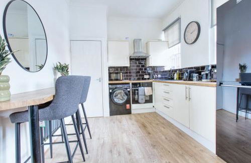 Central 2 beds APT with FREE parking, Sleeps 6 - Foto 7