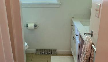 4 Bedroom Cape Getaway, 5 Min Drive to Beach, Pool Table, Grill, Backyard - Foto 5