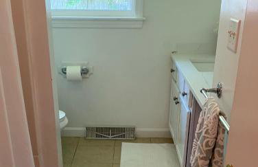 4 Bedroom Cape Getaway, 5 Min Drive to Beach, Pool Table, Grill, Backyard - Foto 5