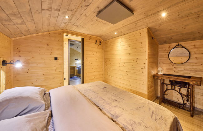 Luxe Timber Lodge & Relaxing Bath - Photo 16
