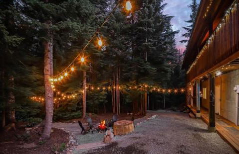 Alpine Retreat at Snoqualmie Pass- 5-Min to Slopes, Private Creek, BBQ, Fireplace, Smart TVs, Kids Games, Hi-Speed Wi-Fi - Foto 45