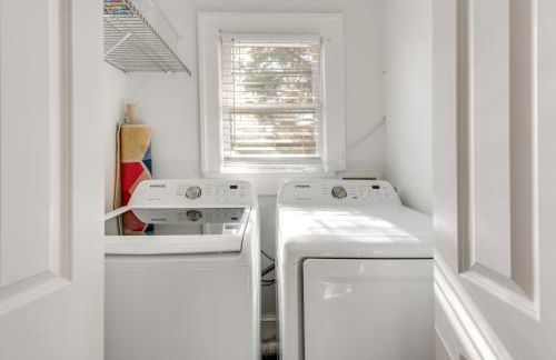 Easy MARTA Access! Modern ATL Home with Deck - Foto 12