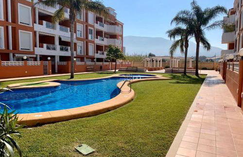 Apto. con gran terraza y acceso directo a piscina. - Foto 1