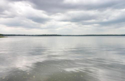 Lakefront Isle Escape with Dock and Fire Pit! - Foto 28