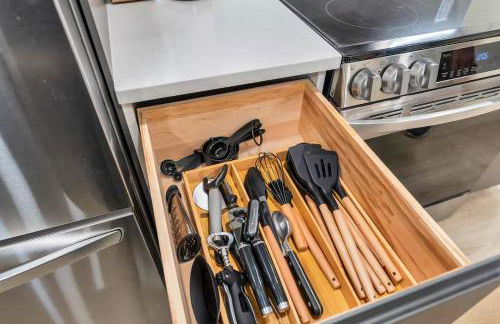 Modern LuxeDen with Private Hot Tub and Fenced Yard - Foto 28