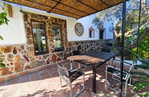 Künstlerhaus Finca Madreselva mit atemberaubenden Weitblick mit Infinitypool, kleinen Teichen und vielen Sitzplätzen in Tolox Malaga im Nationalpark Sierra de las Nieves, ideal für Entspannung, aber auch zum Wandern - Foto 60