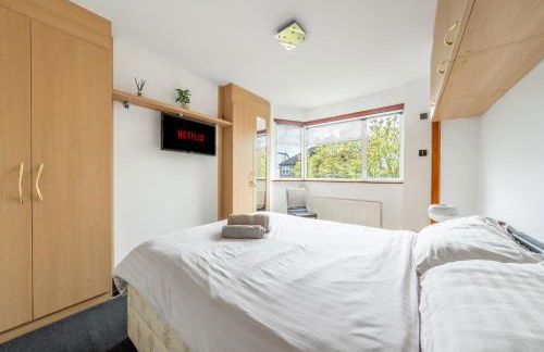 Barnet Serviced Accommodation - Elegant 5-Bedroom Home, Just a 7-Minute Stroll from High Barnet Station - Book Your Stay Today!" - Foto 11