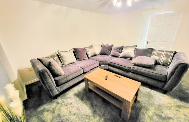 Large Modern House with Parking - Photo 57