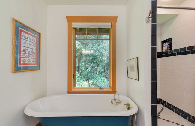 Goss Lake Chalet by Avantstay Lakefront w/ Dock - Photo 25