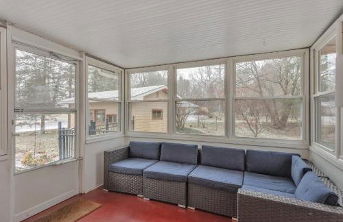 Amazing Lakefront Retreat On Long Lake! 2 Bedroom Home by RedAwning - Foto 16