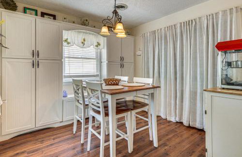 Oak Island Home w/ Fenced Yard, Walk to Long Beach - Foto 9