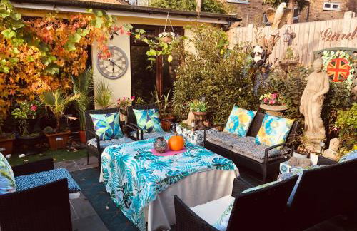 Cheerful 4 bedroom house with garden free parking - Photo 44