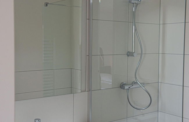 Quiet Lakeside Escape for Four - Foto 16