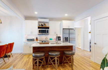 Historic 2BR 1BA with King bed-Fast Wi-Fi 75 OLED TV - Foto 8