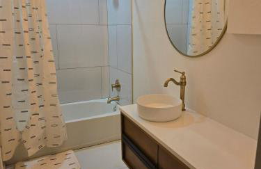 Modern B&W Coastal Retreat 2BR 2BA and Laundry - Foto 39