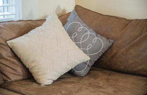 Lavender & Vine - Downtown Retreat with Hot Tub and Fire Pit! - Foto 29