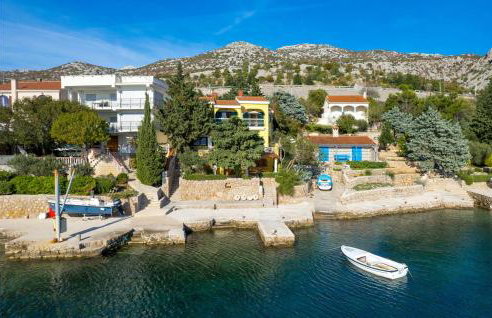 Beautiful Apartment In Lukovo Sugarje - Photo 9