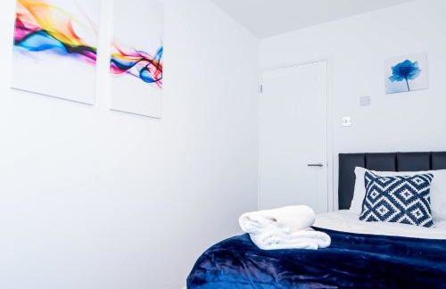 Spacious Home near Heathrow & Windsor with Parking - Photo 38