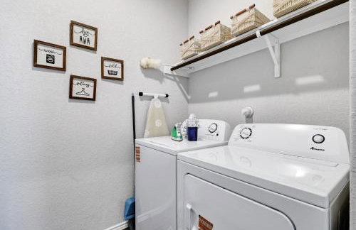 Stylish Hot Tub Retreat BBQ Yard Games WiFi Pets - Foto 47