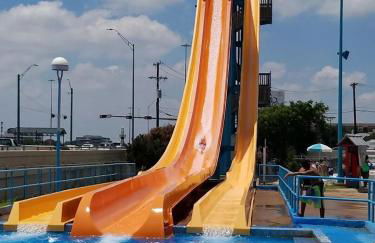 Centrally-Located 1BR Suite with Resort Pool View - Foto 14