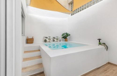 Urban Chic Oasis with AC, Private Pool and Wifi - Photo 1