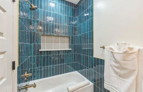 Bi-Level 2BR w Rooftop - Sleeps 12 - 10 min to DT - Foto 13