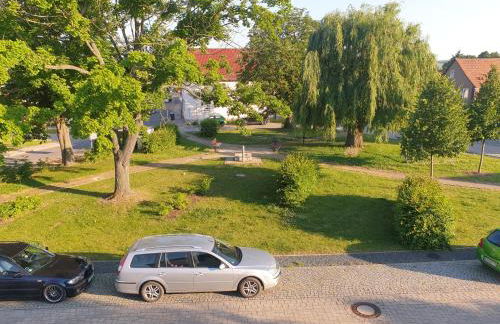 Modernes Appartement 5 km von Erfurt, mit Kaffeevollautomat, TV, WLAN, Boxspringbett, Schlafsofa und Einkaufsmöglichkeiten, sehr gute Anbindung zur A71 und A4, kostenloser öff Parkplatz für PKW und Transporter - Foto 18